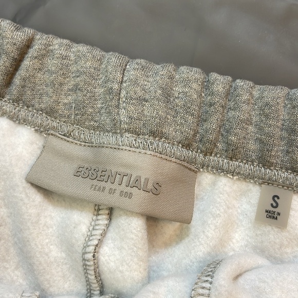 Fear of god essentials dark oatmeal sweatshorts ss22 - Picture 4 of 7